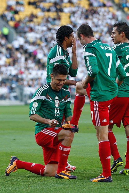 Peralta le 'lustra' los zapatos a Layún en el festejo del segundo gol del Tri | DANIEL GÁMEZ