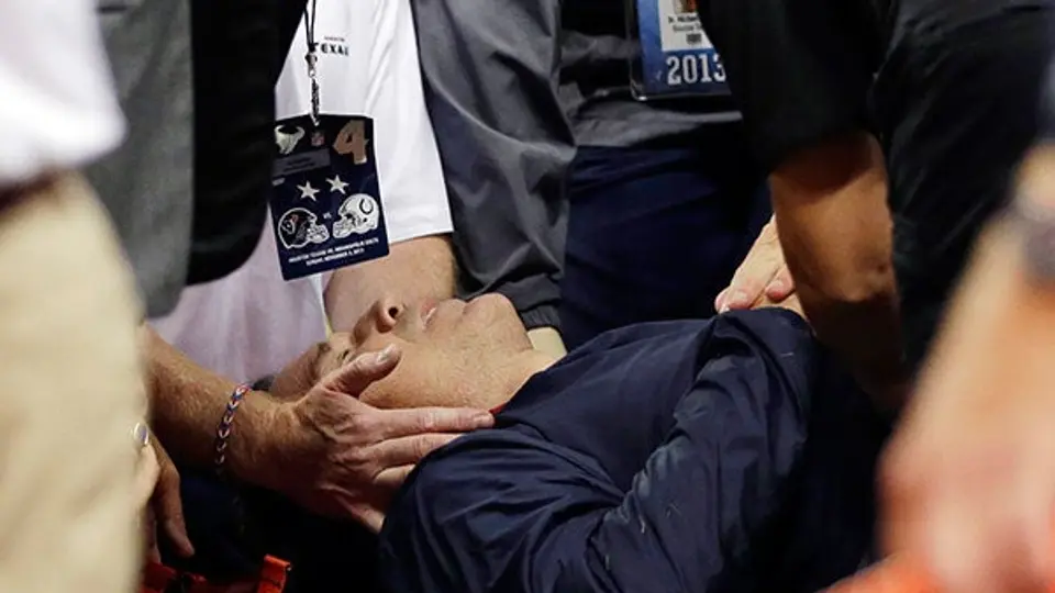 Coach de Houston se desmaya y es trasladado al hospital