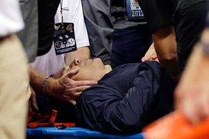 Coach de Houston se desmaya y es trasladado al hospital
