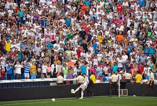 La gente se rinidó ante su nuevo jugador | AP