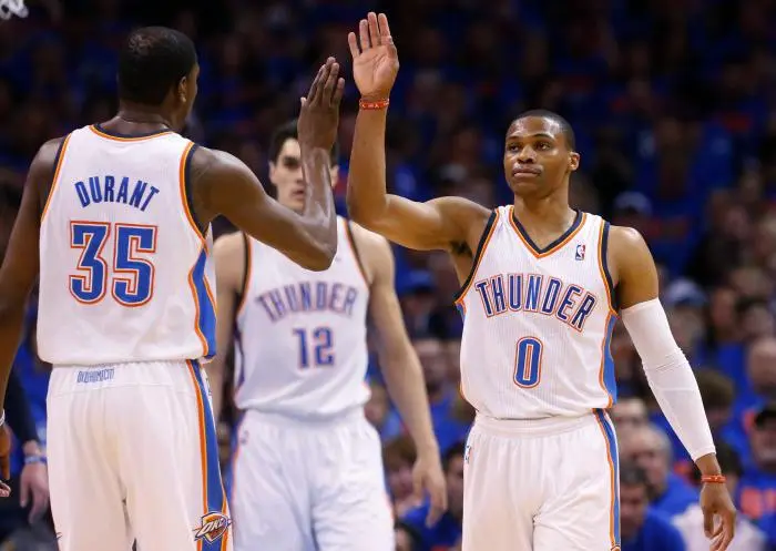 Russell Westbrook y Kevin Durant chocan sus manos | AP