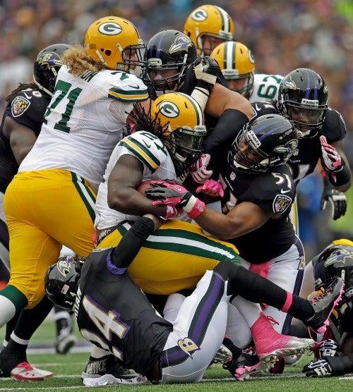 Eddie Lacy es detenido por la defensa de los Cuervos | AP