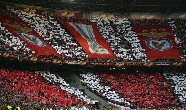 La hinchada de Benfica armó un mosaico antes del comienzo del partido | EFE
