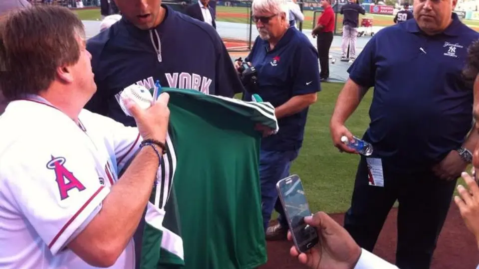 Piojo regala playera del Tri a Derek Jeter
