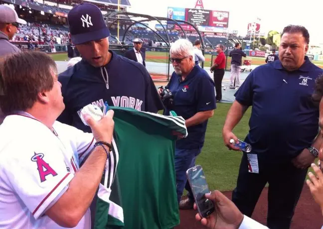 Piojo regala playera del Tri a Derek Jeter