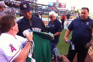 Piojo regala playera del Tri a Derek Jeter