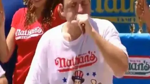 Rompe récord al comerse 69 hot dogs