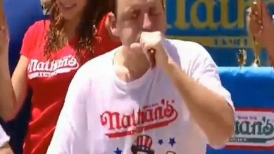 Rompe récord al comerse 69 hot dogs
