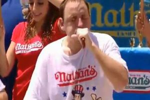 Rompe récord al comerse 69 hot dogs