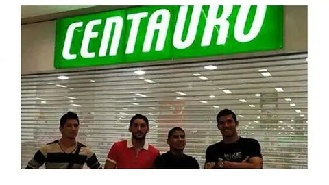Salcido y otros jugadores se toman foto afuera del 'Centauro'