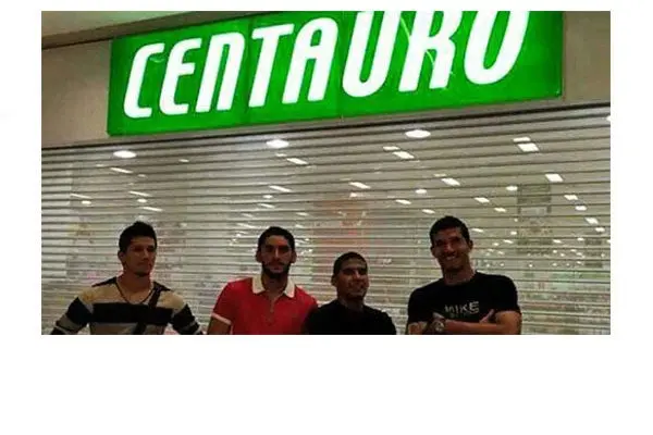 Salcido y otros jugadores se toman foto afuera del 'Centauro'