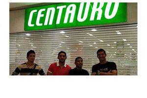 Salcido y otros jugadores se toman foto afuera del 'Centauro'