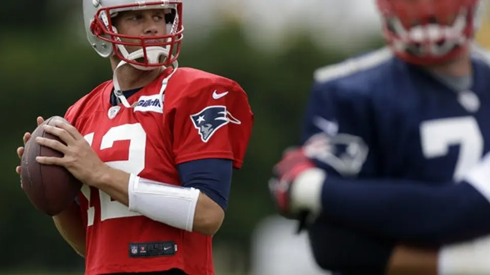 Brady presentaría un esguince en la rodilla izquierda