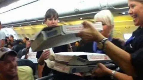 Piloto regala pizza a pasajeros por demora en vuelo de EU