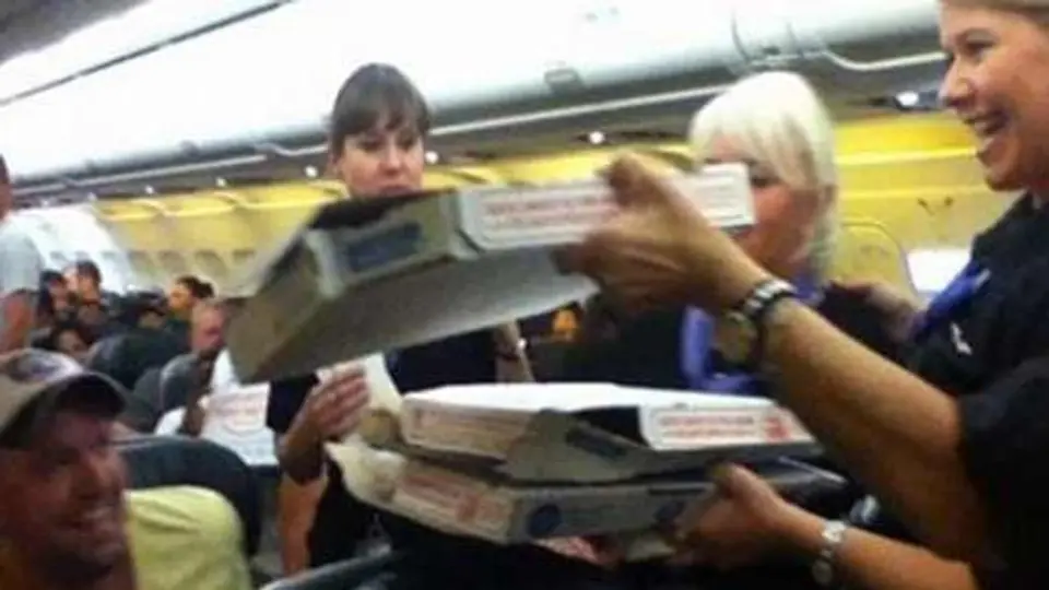 Piloto regala pizza a pasajeros por demora en vuelo de EU