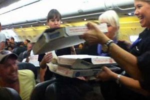 Piloto regala pizza a pasajeros por demora en vuelo de EU