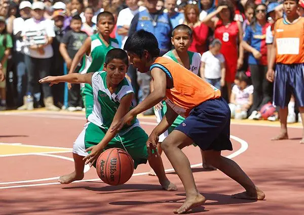 Niños Triquis apalean a Rarámuris