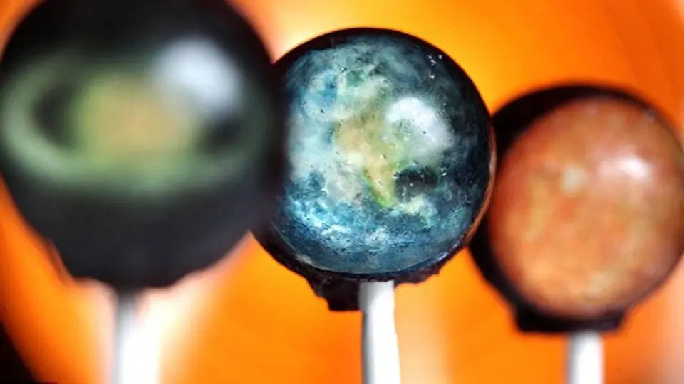Recrean el sistema solar en paletas de dulce