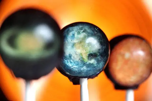 Recrean el sistema solar en paletas de dulce