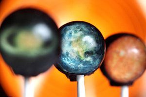 Recrean el sistema solar en paletas de dulce