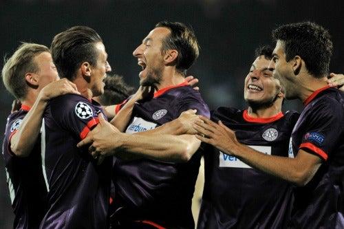 Jugadores del Viena festejan tras anotar contra el Dinamo Zagreb | AP