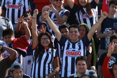 Los aficionados estuvieron siempre alegres en las gradas | SERGIO PÉREZ
