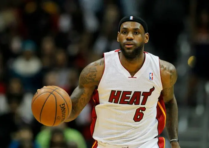 LeBron conduce el balón con Miami | AP