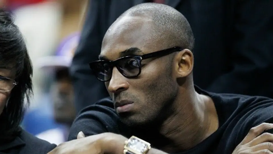 Kobe Bryant renueva por dos temporadas con Lakers