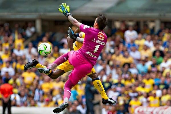 Orozco (al frente) regresó al 11 y ayudó a contener a Benítez (detrás) | MEXSPORT