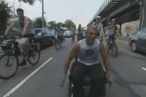 Neoyorquino recorre desde California hasta NY en silla de ruedas