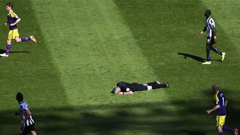 Árbitro deja partido tras recibir balonazo en la cara