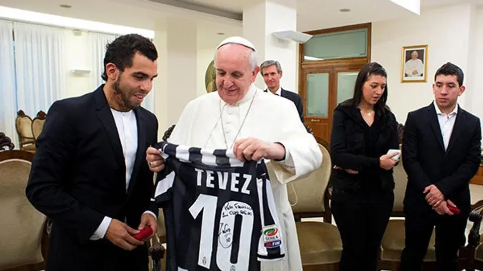 Tévez le regala una camiseta firmada al Papa