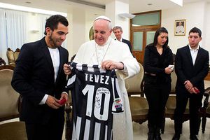 Tévez le regala una camiseta firmada al Papa
