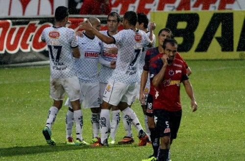 Humberto Suazo festeja su anotación junto a sus compañeros | MEXSPORT