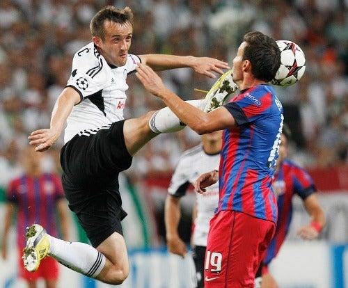 Miroslav Radowic, del Legia, compite por el balón con Adrian Cristea, del Steaua Bucarest | AP