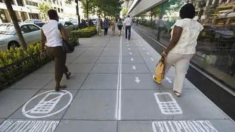 Carril especial para quienes usan el celular