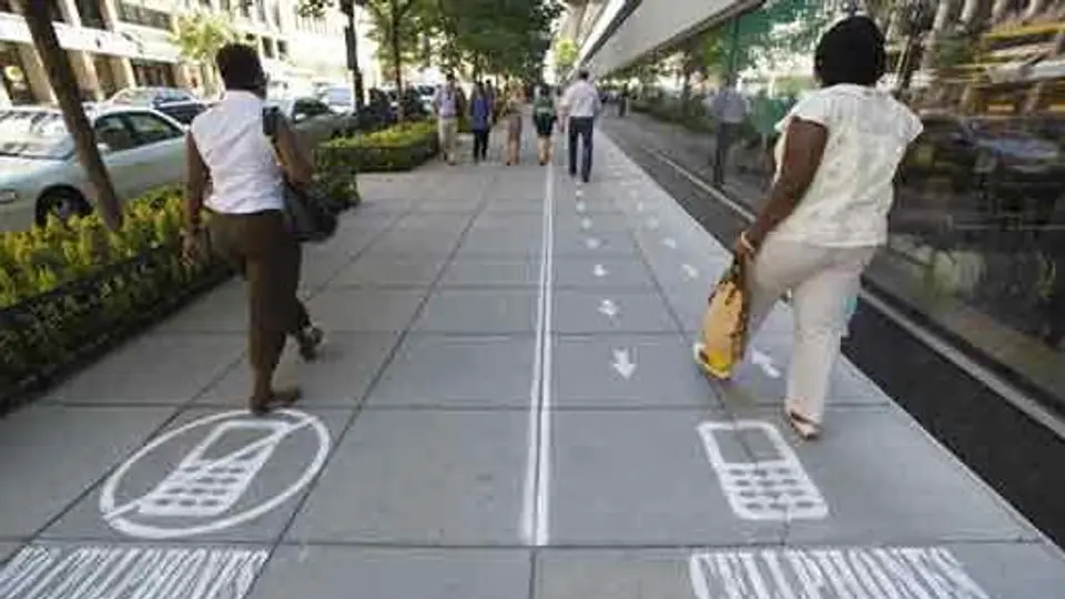 Carril especial para quienes usan el celular