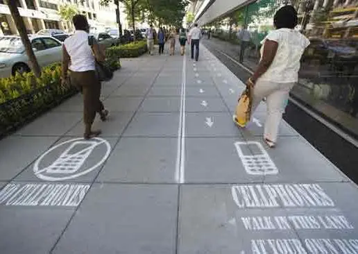 Carril especial para quienes usan el celular