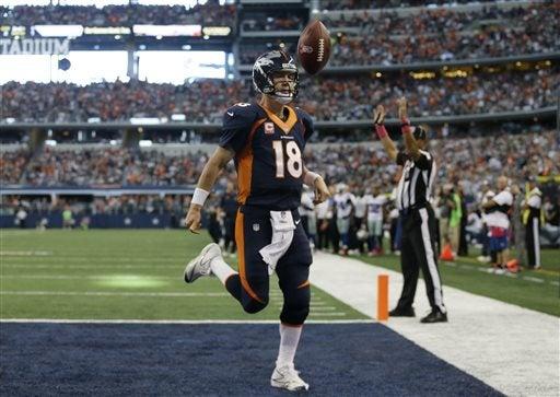 Peyton Manning, QB de Dallas, arroja el balón luego de llegar a las diagonales en un acarreo | AP