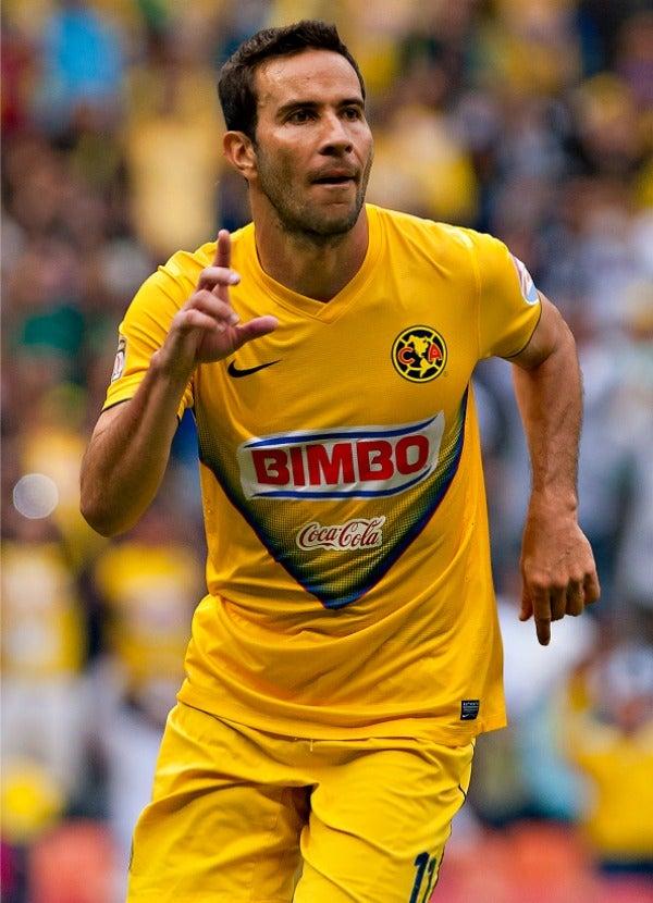 Rey festeja en la cancha del Estadio Azteca | MEXSPORT