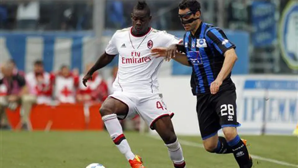 Balotelli sufre robo de Porsche, joyas y relojes