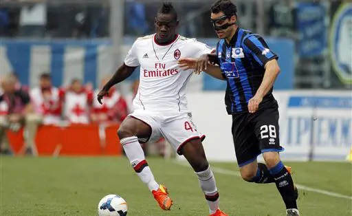 Balotelli sufre robo de Porsche, joyas y relojes