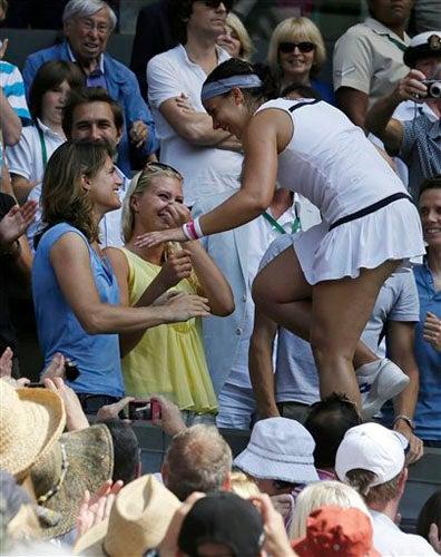 La francesa celebra con la ex tenista Amelie Mauresmo | AP