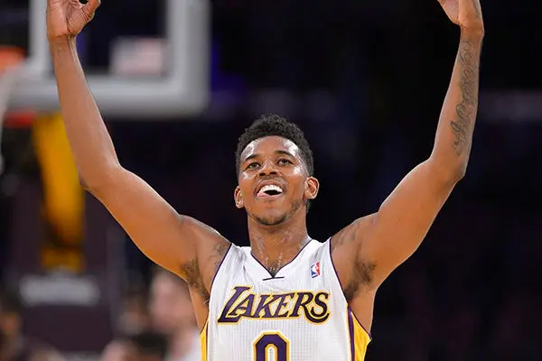 Lakers 'despierta' ante los Pistons