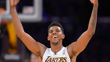 Lakers 'despierta' ante los Pistons