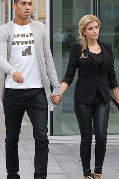Chris Smalling y su novia, la modelo, fotógrafa y DJ inglesa, Sam Cooke | ESPECIAL