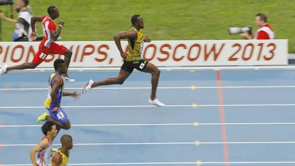 Bolt clausura la primera jornada del Mundial en Moscú