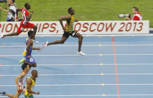 Bolt clausura la primera jornada del Mundial en Moscú