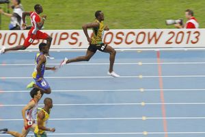 Bolt clausura la primera jornada del Mundial en Moscú