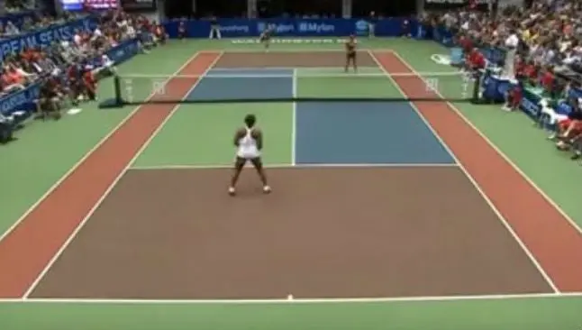Tenista disputa partido de dobles sola